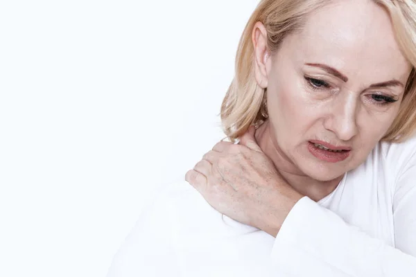 Uma mulher tem um pescoço dolorido. — Fotografia de Stock