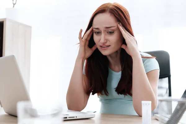 A brunette woman has a headache. — Stock Photo, Image