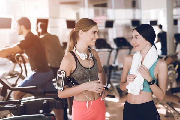 Chicas sonriendo y hablando entre sí en el gimnasio. —  Fotos de Stock