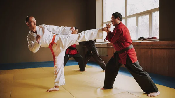 Kel adam karate salonunda rakibini tekmeliyor.. — Stok fotoğraf