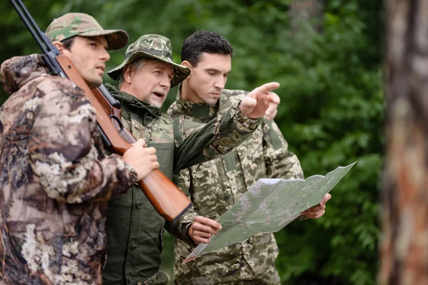 Suche nach der besten Jagdposition Jäger Studie Landkarte. — Stockfoto