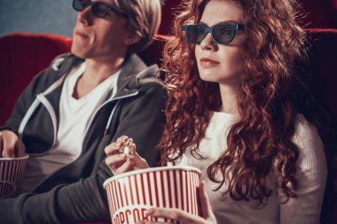 Elinde patlamış mısırla oturan bir kadın.. 