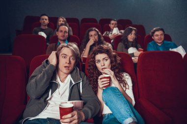 İnsanlar sinemada bir korku filmi izlemeye geldiler..