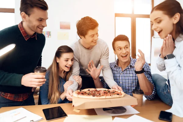 Группа молодых счастливых людей ест пиццу. — стоковое фото