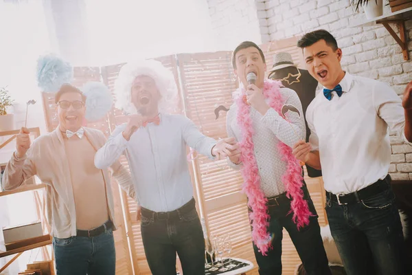 Gay chicos cantando karaoke canciones en fiesta. —  Fotos de Stock