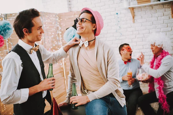 파티에서 다른 남자의 뱃머리를 만지는 게이. — 스톡 사진