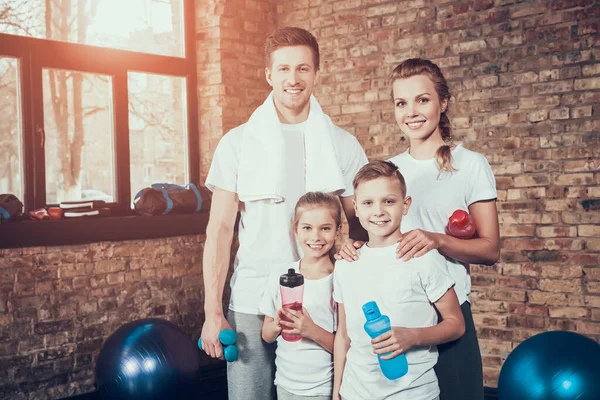 Rodzina Sport w klubie fitness podczas przerwy. — Zdjęcie stockowe