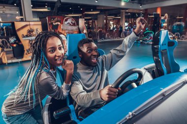 Genç çift eğlence merkezine geldi.. 