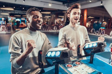 Siyahi bir adam yanında durur ve yıldız savaşları oynar.. 