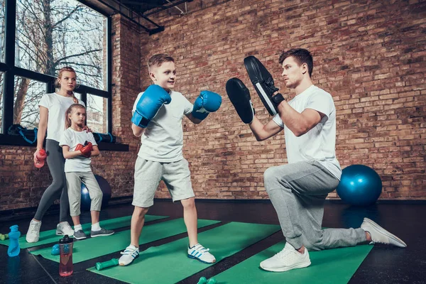 Baba oğullarını boks eldivenleriyle boks antrenmanına gönderiyor..