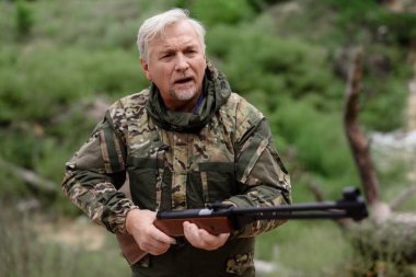 Avcı Tüfekle Yürüyor Yeşil Yaz Ormanı.