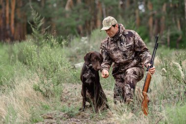 Ormanda Tüfekle Koku Adam 'ı Avlayan Köpek.