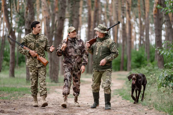 Temporada de caza Hombres felices con rifles y perro pistola. — Foto de Stock