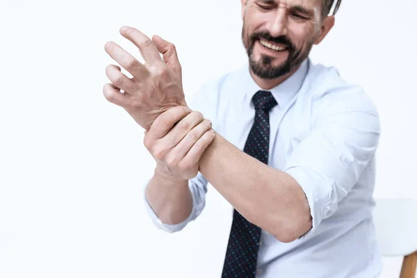 En man visar på kameran sin handled som han blåste. — Stockfoto