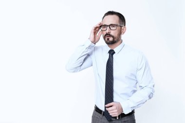 Beyaz arka planda keskin baş ağrıları olan bir adam..