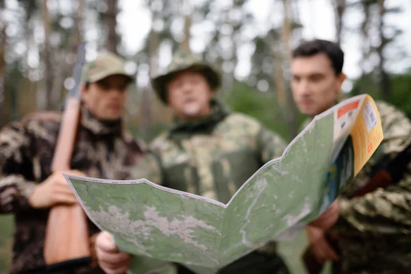 Mapa de senderismo en Cazadores Manos Hombres Planificación Ruta. — Foto de Stock