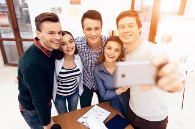 Yaratıcı iş arkadaşları ortak özçekim yapıyor..