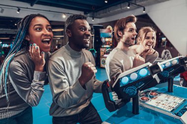 Bir adam başka bir adamla oynarken sevinir..