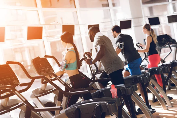 Hombres y una mujer practicando en cintas de correr en el gimnasio. —  Fotos de Stock