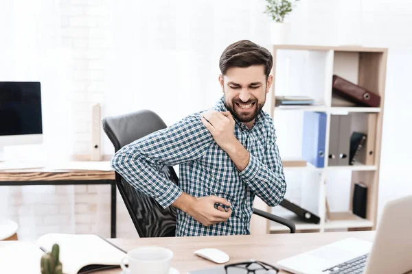 Un joven tiene dolor de hombro.. — Foto de Stock