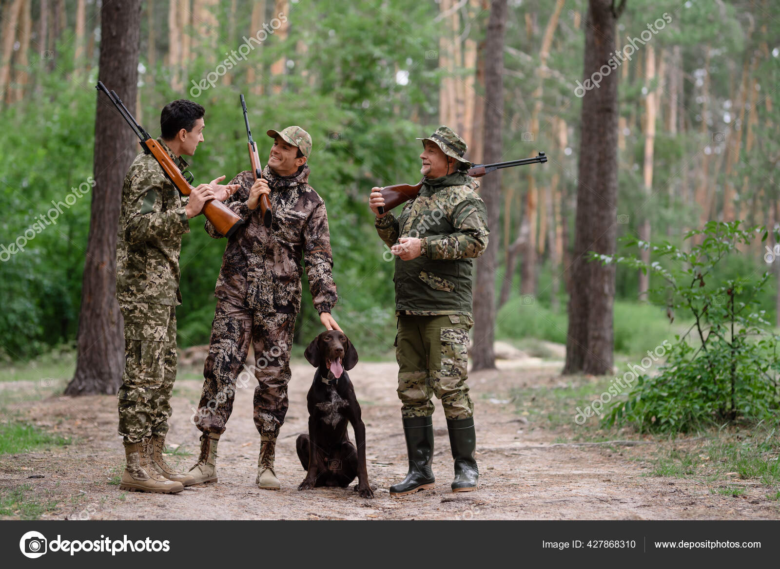 Cazadores hablando y riendo entre pinos. — Foto de stock #427868310 ©  Freeograph, image size:1600x1168