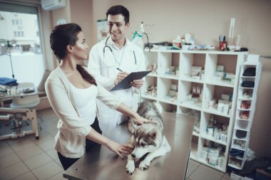 Beyaz önlüklü bir adam masada duruyor.. 