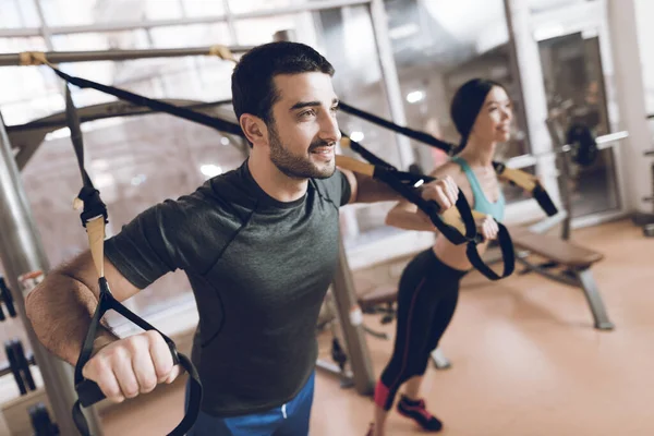 Hombre y chica están entrenando juntos en simulador. — Foto de Stock