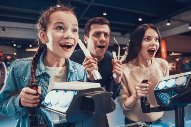 Kadın konsolu tutarken eğleniyor..