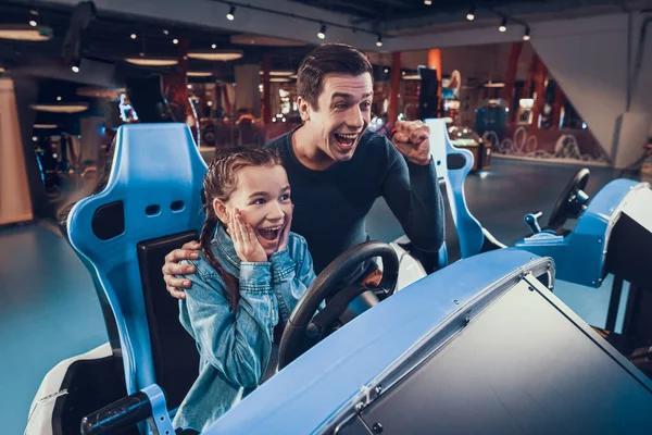 Papá y su hija son felices porque ella ganó. —  Fotos de Stock