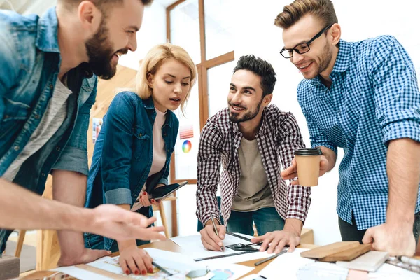 Equipo de diseñadores arquitectos discuten proyecto. — Foto de Stock