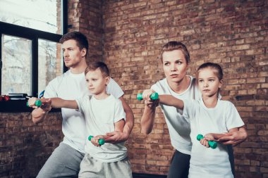 Bir adam oğluna spor salonunda kendini savunmayı öğretiyor.. 