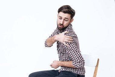 Genç bir adamın omzu ağrıyor..