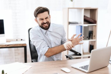 Adam ağır acılardan ve alaycı suratlardan elini tutar.. 