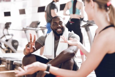 Dostlar jimnastik salonunda samimi bir konuşma için buluştular..