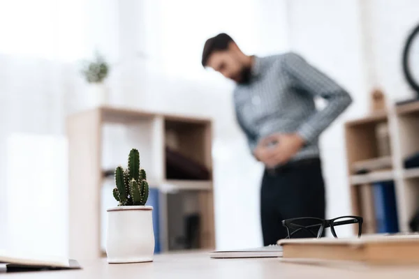 Un giovane uomo ha mal di stomaco. — Foto Stock