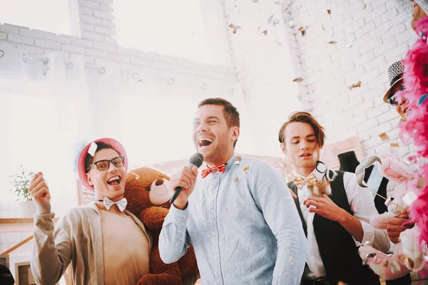 Gay chicos lanzando confeti y cantando en fiesta. — Foto de Stock