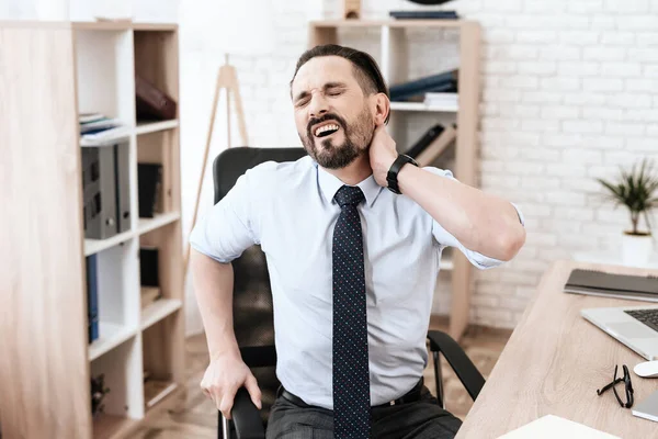 Un hombre toma de la mano sobre su cuello y siente dolor severo — Foto de Stock