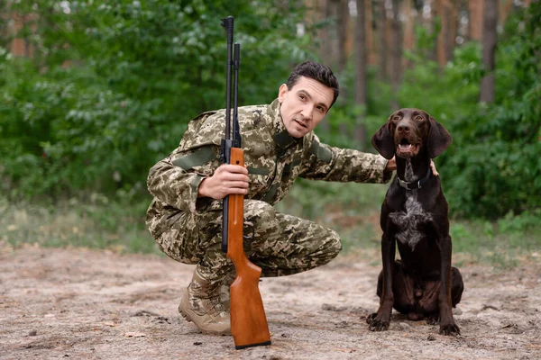 Perro caza concepto cazador entrenamiento marrón puntero. — Foto de Stock