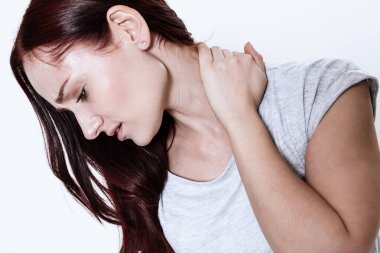 Kadın elini boynuna koydu ve masaj yaptırdı.. 