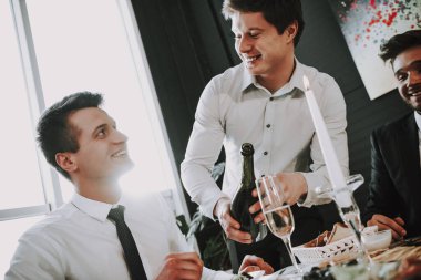 Arkadaşlar yemek ve içmek için masada toplandılar.. 