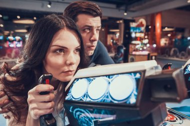 Kadın ve erkek oyun odasında oyun oynuyor..