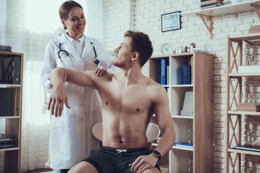 Doktor randevuya gelen adamı kontrol ediyor..