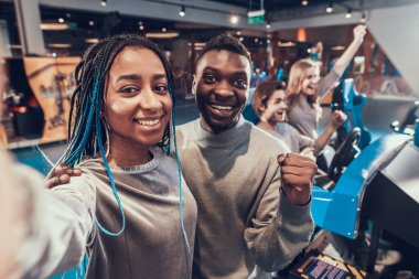 Afrikalı Amerikalı çift selfie çekiyor..