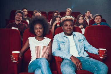 Patlamış mısırlı çift sinemada film izliyor..