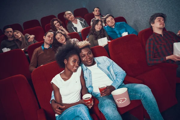 Les gens s'assoient au cinéma et regardent un film. — Photo