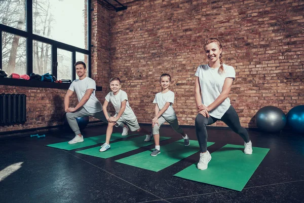 Veselý maminka s mladou rodinou cvičení ven. — Stock fotografie