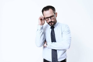 Başı ağrıyan bir adam resmi kıyafet giyer..