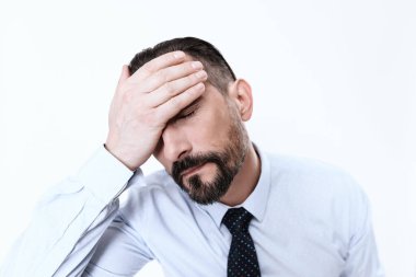 Adam elini alnına koydu..