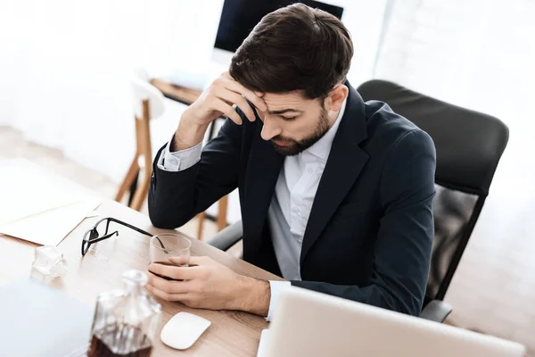 The man bowed his head and drinks alcohol. — Stock Photo, Image