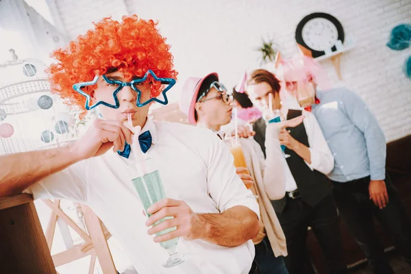 Gay chicos en lazo corbatas beber colorido cócteles. —  Fotos de Stock